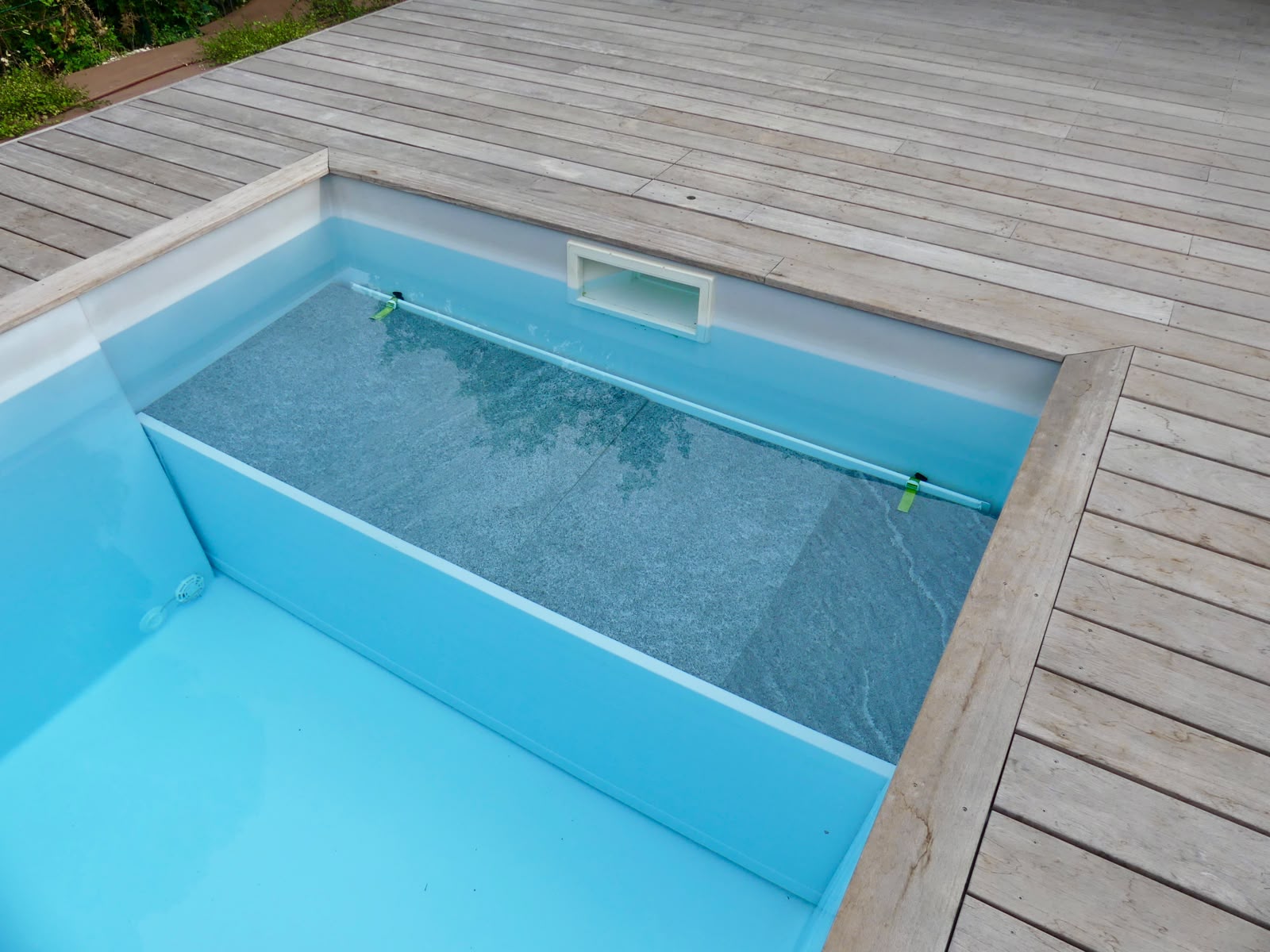 Piscine coque à fond plat