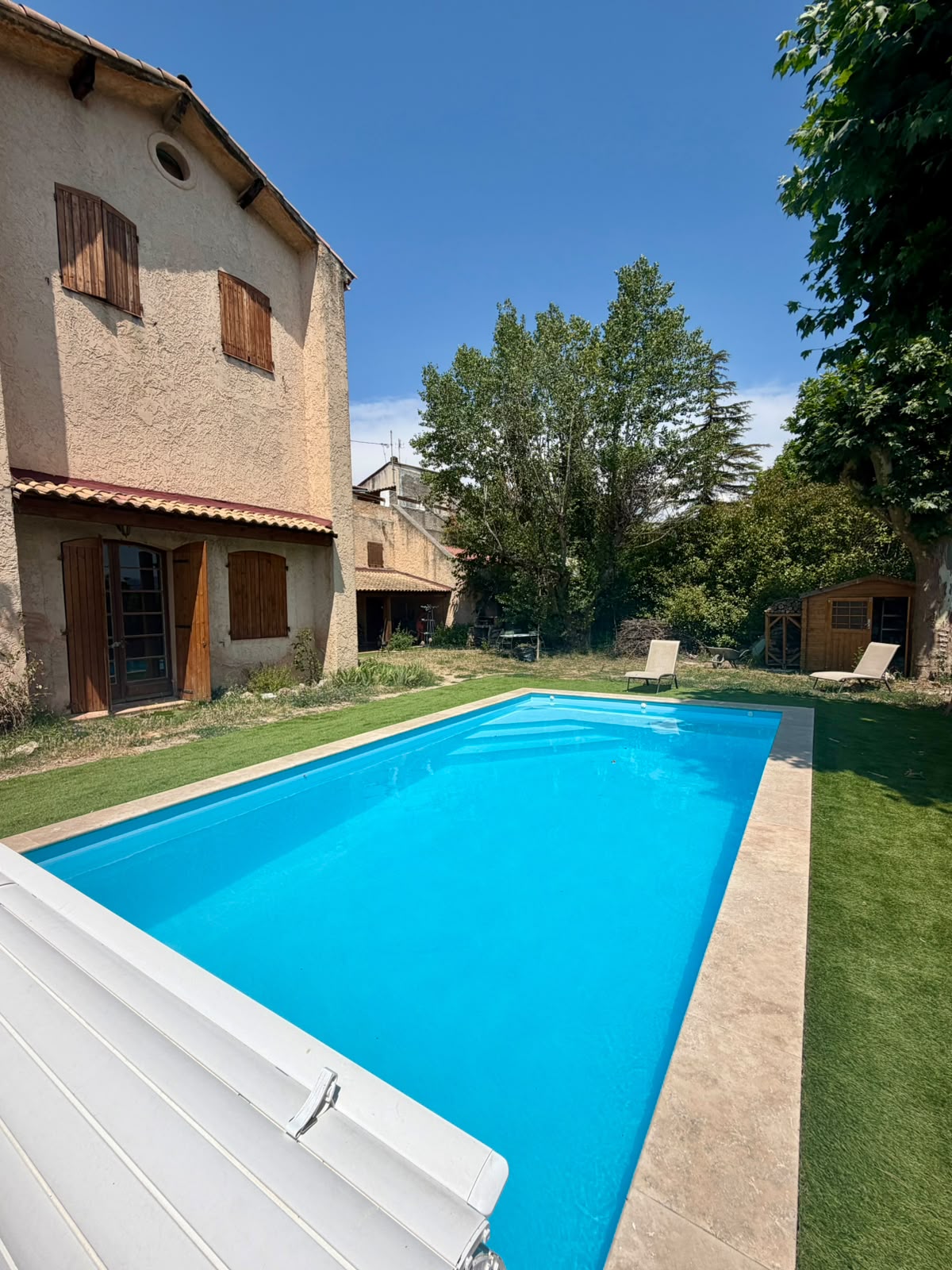 Piscine coque mod&egrave;le Levant pos&eacute;e par Piscinity