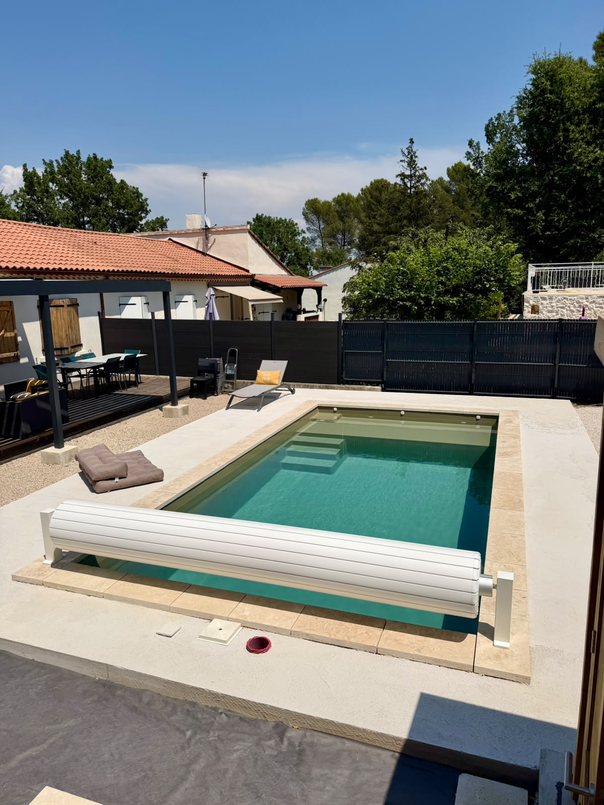 Piscine coque mod&egrave;le Prado Plage avec plage immerg&eacute;e pos&eacute;e par Piscinity