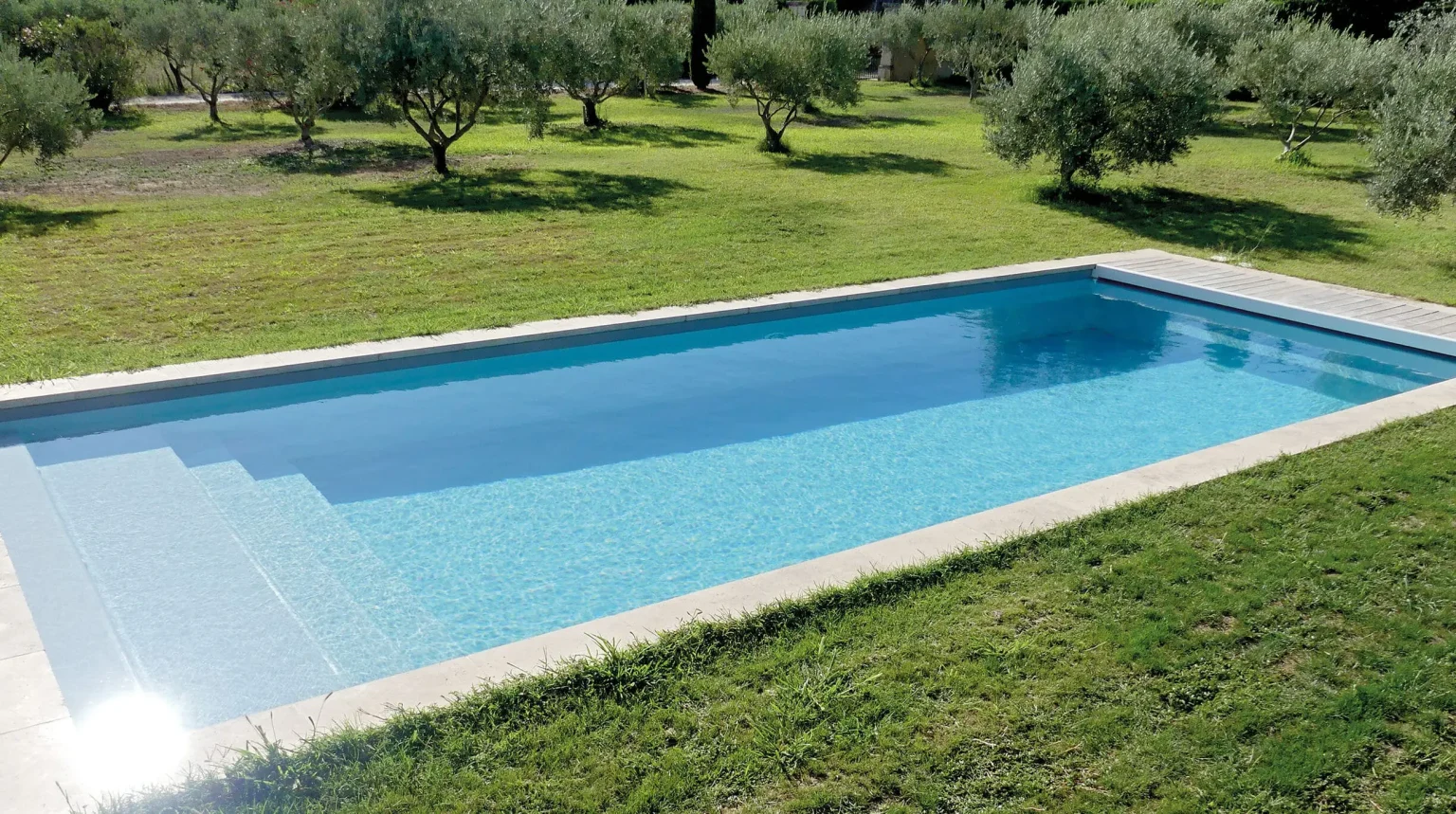 Piscine coque à fond incliné