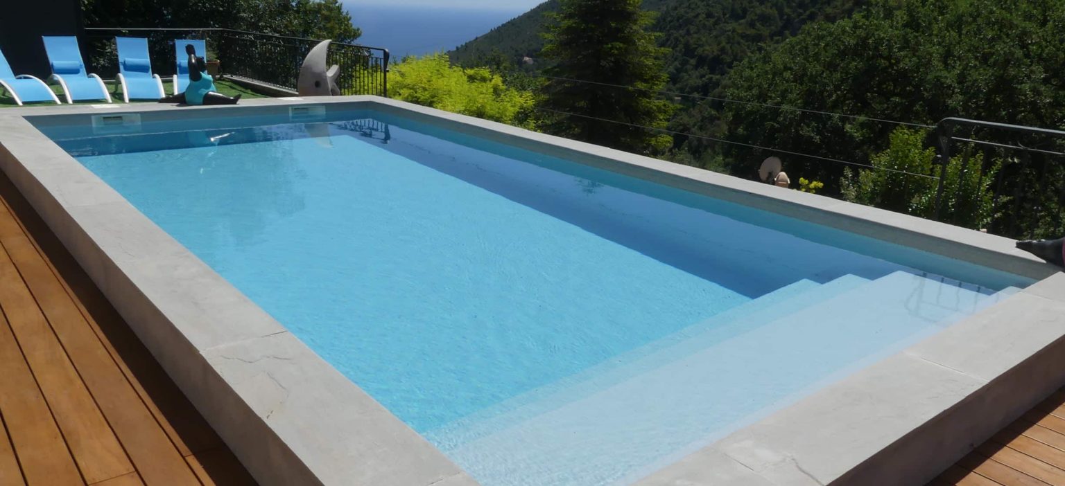 Piscine coque Fontagne &agrave; fond plat